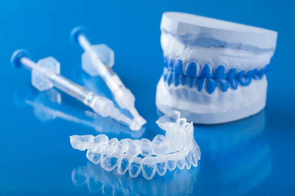 Model of teeth and whitening syringes and trays